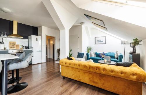 Smichov Appartement | Spacious flat & parking possibility, 3 stops to Wenceslav square