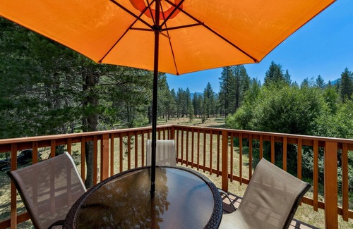Country Club Estates Maison | Spacious Forest Mtn Chalet 3BR,2BA+Bonus Bunk Rm