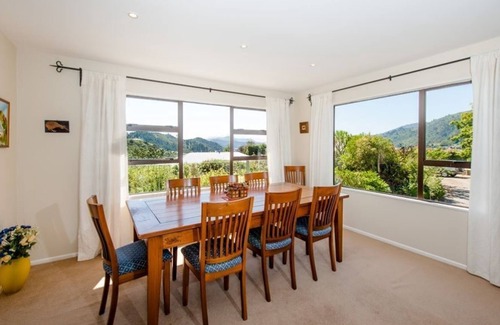 Picton Maison | SPACIOUS FOUR BEDROOM HOUSE OVERLOOKING PICTON.