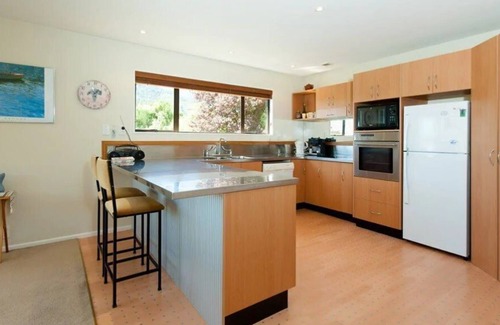 Picton Maison | SPACIOUS FOUR BEDROOM HOUSE OVERLOOKING PICTON.
