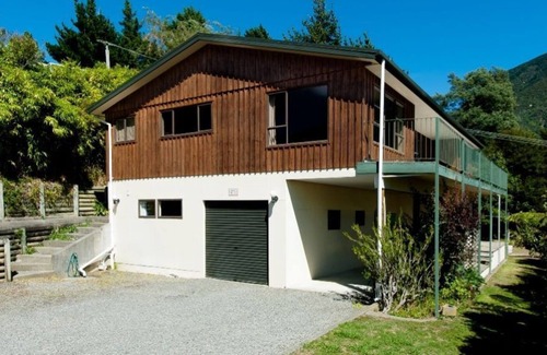 Picton Maison | SPACIOUS FOUR BEDROOM HOUSE OVERLOOKING PICTON.