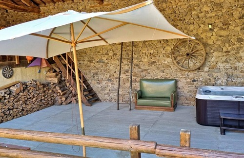 Saint-Denis-sur-Coise Cottage | Gîte spacieux 10 pers: Nature, Spa, Confort