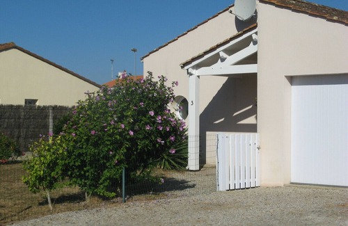 Saint-Hilaire-la-Foret Villa | Villa spacieuse, située dans une impasse calme entourée de jardins privés.