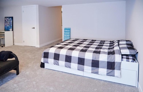Ottawa Division Maison | Spacious Fully Finished Basement with Private Entrance