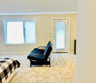 Ottawa Division Maison | Spacious Fully Finished Basement with Private Entrance