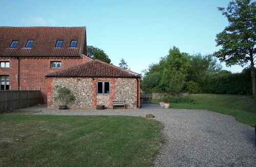 Fakenham Maison | Spacious Georgian barn, traditional oak beams throughout in idyllic countryside.