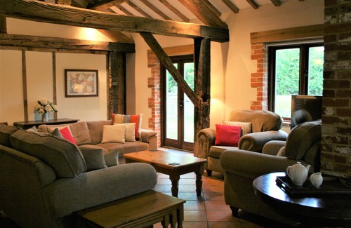 Fakenham Maison | Spacious Georgian barn, traditional oak beams throughout in idyllic countryside.