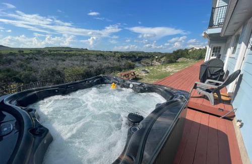 Palo Pinto County Maison | Spacious Getaway about 12 Acres, Views, and Hot Tub!