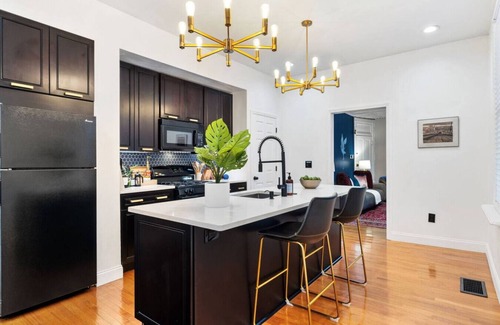 Bloomfield Appartement | Spacious getaway in Little Italy with Parking