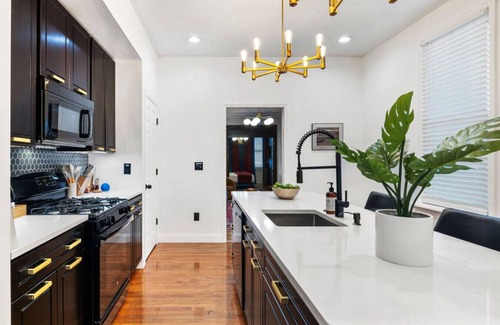 Bloomfield Appartement | Spacious getaway in Little Italy with Parking