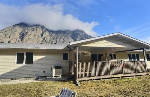 Okanagan-Similkameen Maison | Spacious Getaway Two Homes on a Tranquil Vineyard Ideal for Large Groups