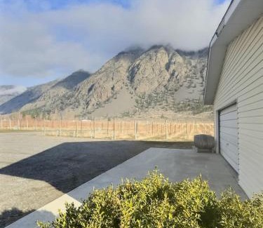 Okanagan-Similkameen Maison | Spacious Getaway Two Homes on a Tranquil Vineyard Ideal for Large Groups