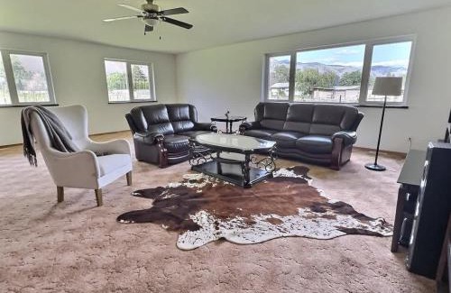 Okanagan-Similkameen Maison | Spacious Getaway Two Homes on a Tranquil Vineyard Ideal for Large Groups