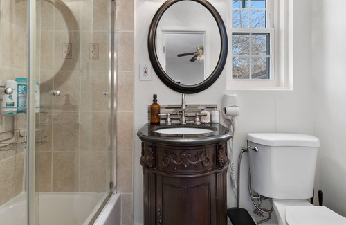 White Oak Maison | Spacious Getaway| 4BR QBEDS|12mi - DC+Attractions!