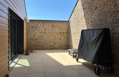 Landean Cottage | Spacious gîte with jacuzzi-sauna area, reception room and terrace with games.