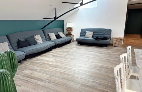 Landean Cottage | Spacious gîte with jacuzzi-sauna area, reception room and terrace with games.