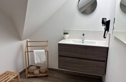 Landean Cottage | Spacious gîte with jacuzzi-sauna area, reception room and terrace with games.