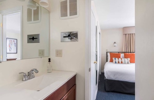 Beverly Hôtel | Spacious Good-Value Accommodation | w/Full Kitchen & Minutes to Peabody Museum