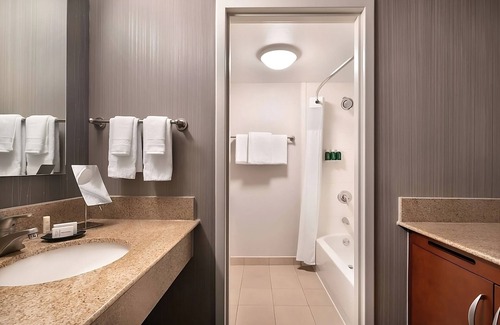 Camelback East Hôtel | Spacious Good-Value Accommodation! Close to Historic Heritage Square, w/ Pool!