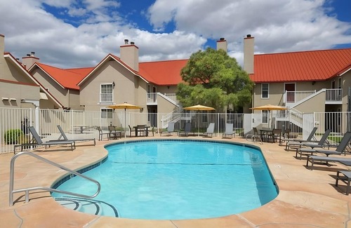 Northeast Heights Hôtel | Spacious Good-Value Accommodation! 2 Modern Units, Pet-Friendly, Free Breakfast