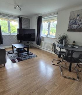 Hatfield Appartement | Spacious Ground floor 2 bedroom 2 Bathroom Flat in Hatfield near Hertfordshire University Private Car Park Sleeps 5-6