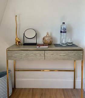Swiss Cottage Appartement | Spacious Guest Studio - En-Suite - Central - Calm View