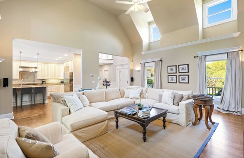 Quogue Maison | Spacious, Heated Pool, 2 Master Bedrooms close to Beaches, Shopping & Dining