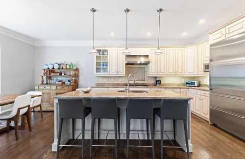 Quogue Maison | Spacious, Heated Pool, 2 Master Bedrooms close to Beaches, Shopping & Dining