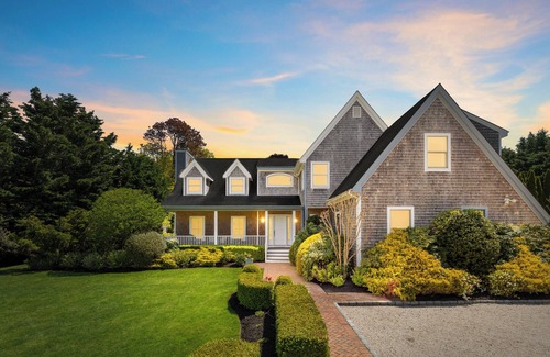 Quogue Maison | Spacious, Heated Pool, 2 Master Bedrooms close to Beaches, Shopping & Dining