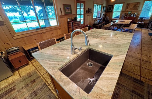 Troutdale Maison | Spacious HGTV Home on 3 acres near Columbia Gorge w/Silo Rooms, 15 min from PDX