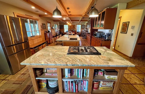 Troutdale Maison | Spacious HGTV Home on 3 acres near Columbia Gorge w/Silo Rooms, 15 min from PDX