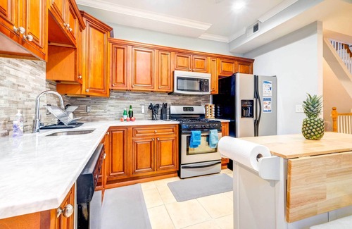 Northeast Maison | Spacious Historic Home in Vibrant H Street Corridor, Patio + Grill!