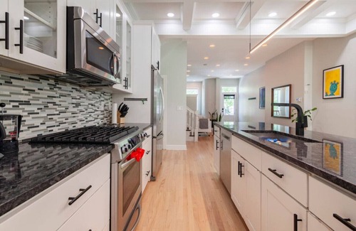 Eckington Maison | Spacious Historic Rowhouse w. Hot Tub