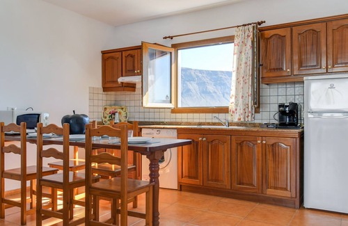 Caleta de Sebo Appartement | Spacious Holiday Apartment Flor "Four" with Sea or Mountain View, Wi-Fi & Terrace