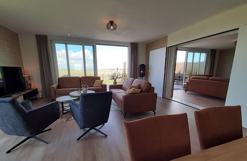 Leons Maison | Spacious holiday home in Leons with garden