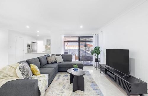 Parkinson Maison | Spacious Home 4BR Retreat with Pool in Parkinson