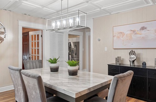 Springfield Maison | Spacious Home 6 Bedroom with AC and WiFi in enchanting Springfield, Illinois