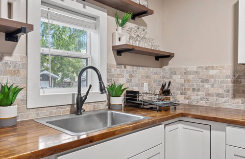 Springfield Maison | Spacious Home 6 Bedroom with AC and WiFi in enchanting Springfield, Illinois