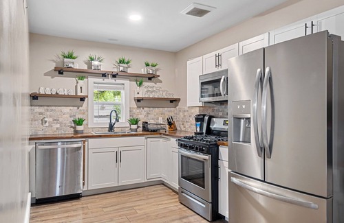 Springfield Maison | Spacious Home 6 Bedroom with AC and WiFi in enchanting Springfield, Illinois