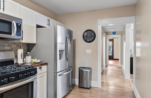 Springfield Maison | Spacious Home 6 Bedroom with AC and WiFi in enchanting Springfield, Illinois