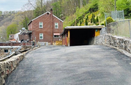 Kyle Maison | Spacious Home Ample Parking 1/2 Mile from the Hatfield and McCoy Trails!