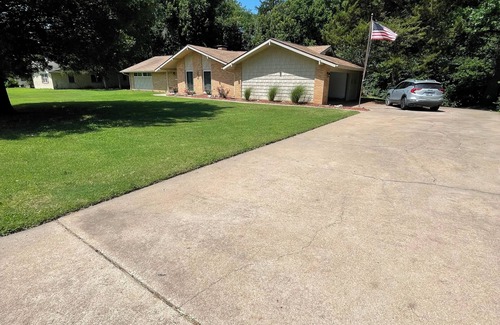 Ponca City Maison | Spacious Home close to the Marland Mansion and Pioneer Woman statue.