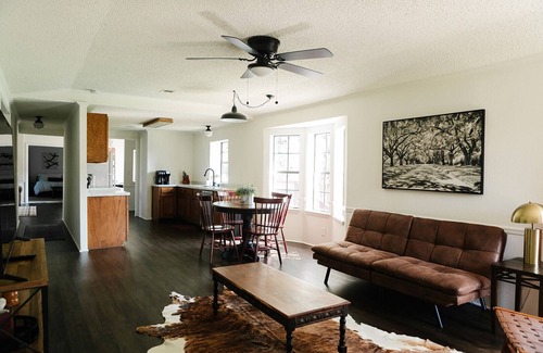 College Station Maison | Spacious Home for Hosting - Firepit, Huge Yard & Parking - 7 Mins to Texas A&M