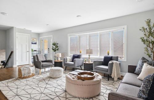Highland Hills Maison | Spacious Home in Chicago Suburbs
