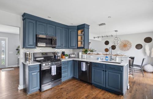 Highland Hills Maison | Spacious Home in Chicago Suburbs