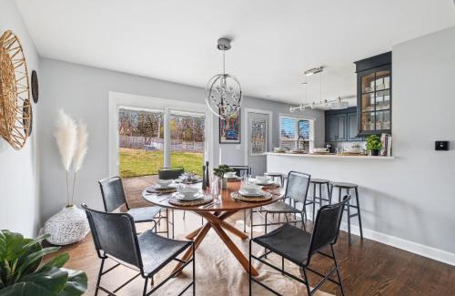 Highland Hills Maison | Spacious Home in Chicago Suburbs
