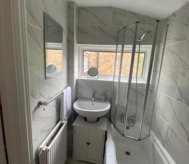 Harlow Maison | Spacious Home in Harlow Free Parking