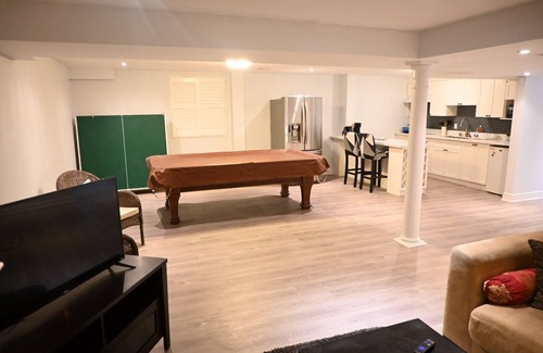 Meadowvale Village Maison | Spacious home in Mississauga with pool table in the basement.