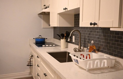 Meadowvale Village Maison | Spacious home in Mississauga with pool table in the basement.