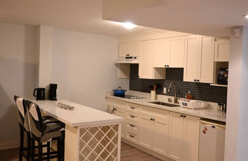 Meadowvale Village Maison | Spacious home in Mississauga with pool table in the basement.